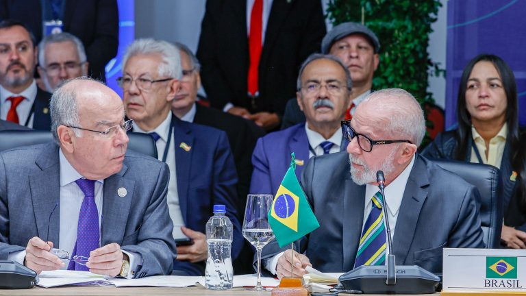 Lula trata crise de deportados internamente sem afrontar Trump