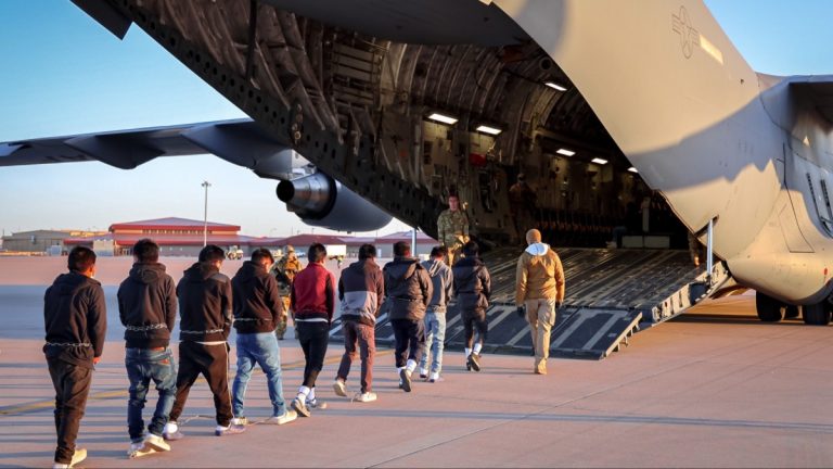 Avião com brasileiros deportados dos EUA pousa em Manaus