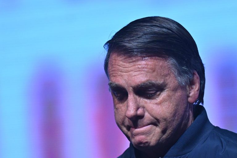 “Acordo todo dia com a sensação da PF na porta”, diz Bolsonaro