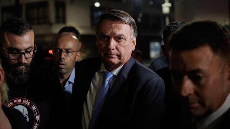 Bolsonaro diz que cassação de Carla Zambelli é tentativa de atingi-lo