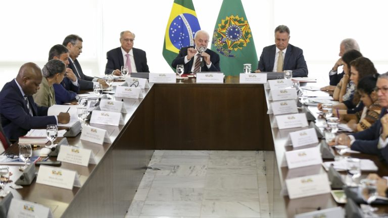 Lula exonera 10 ministros para votarem nas eleições do Congresso neste sábado