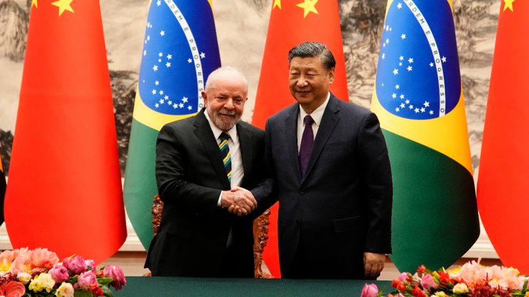 Brasil abandona moeda dos Brics e avança com desdolarização