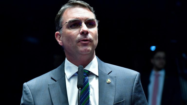 Quase 40 senadores querem destituir Moraes, diz Flávio Bolsonaro