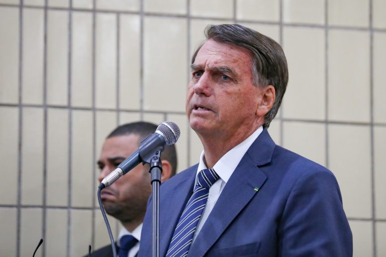 Bolsonaro pede impedimento de Dino e Zanin em julgamento