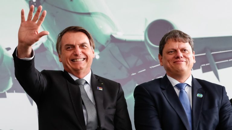 Bolsonaro e Tarcísio venceriam Lula em cinco estados em disputa de 2026