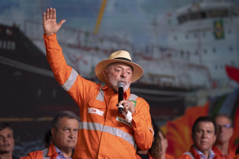 Lula adota “modo campanha” enquanto sua popularidade derrete