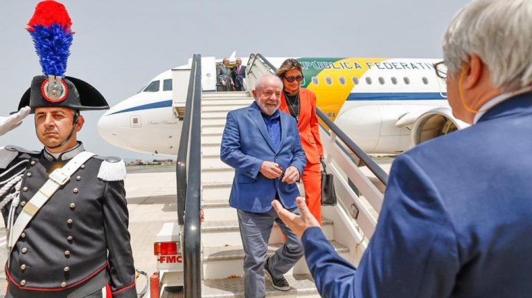 Lula vai ao Uruguai e retoma viagens internacionais após cirurgia às pressas