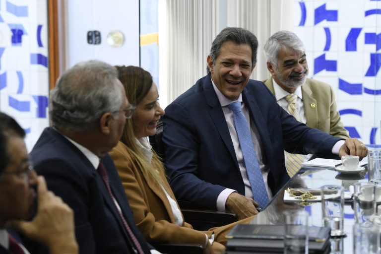 Diferente de Gleisi, presidente do PT não quer briga com Haddad