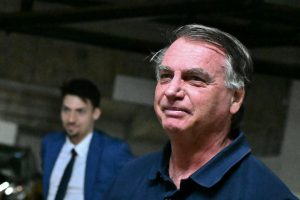 Bolsonaro avança em acordo com Centrão para aprovar PL da anistia no Congresso