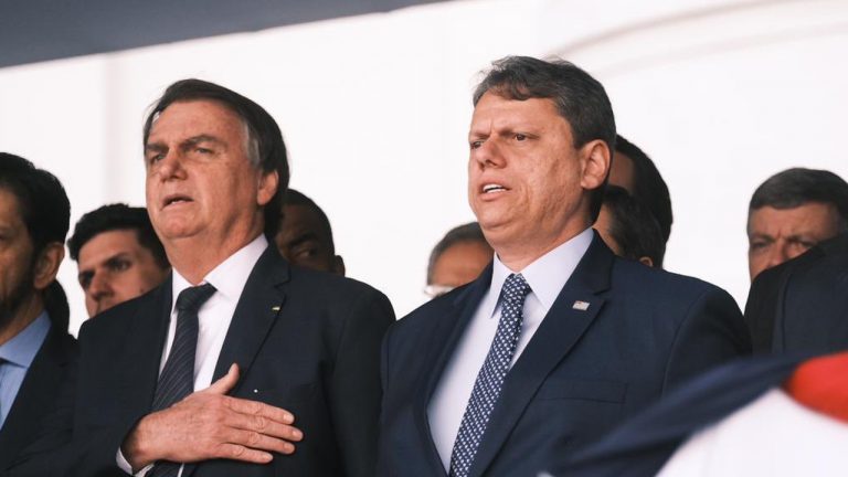 “Por enquanto, eu sou candidato”, diz Bolsonaro ao descartar Tarcísio