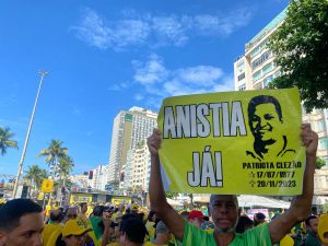 Confira imagens do ato pela anistia com Bolsonaro, em Copacabana