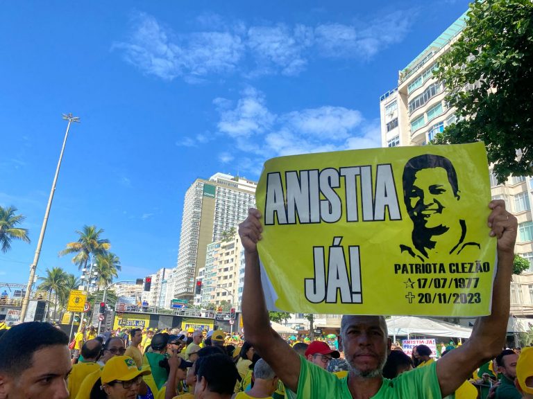 Confira imagens do ato pela anistia com Bolsonaro, em Copacabana