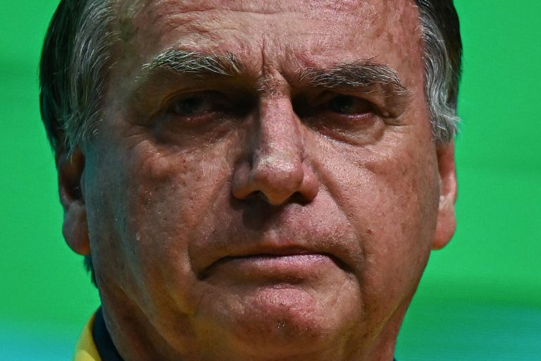 Bolsonaro diz que ex-comandante da FAB prestou depoimento “porco” contra ele