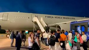 Voo com 135 deportados dos EUA pousa em Fortaleza