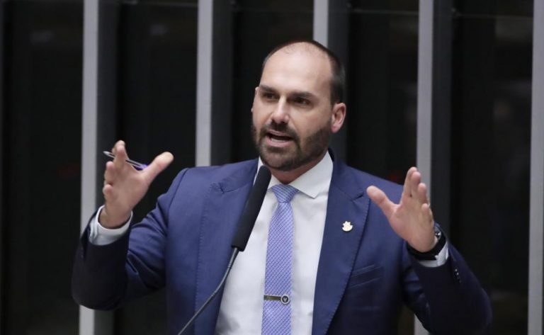 PT reclama e PL se articula para garantir Eduardo Bolsonaro em comissão com passaporte