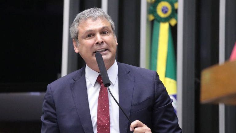 Lindbergh contesta Zucco com moção e diz que líder da oposição quer blindar Michelle Bolsonaro