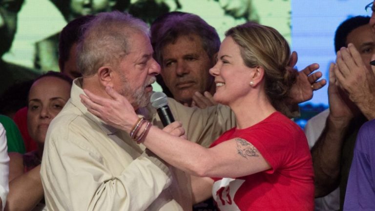 Lula dá posse a Gleisi e Padilha para atender a interesses do PT no governo